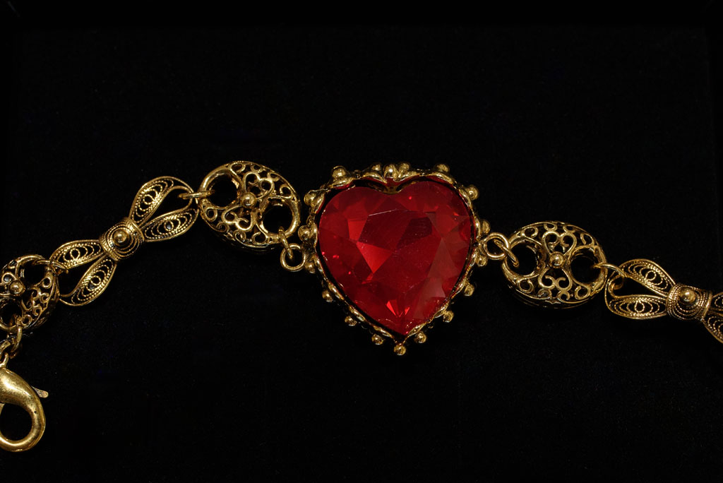 bracciale-oro-con-cuore-rosso Bracciale oro con cuore rosso